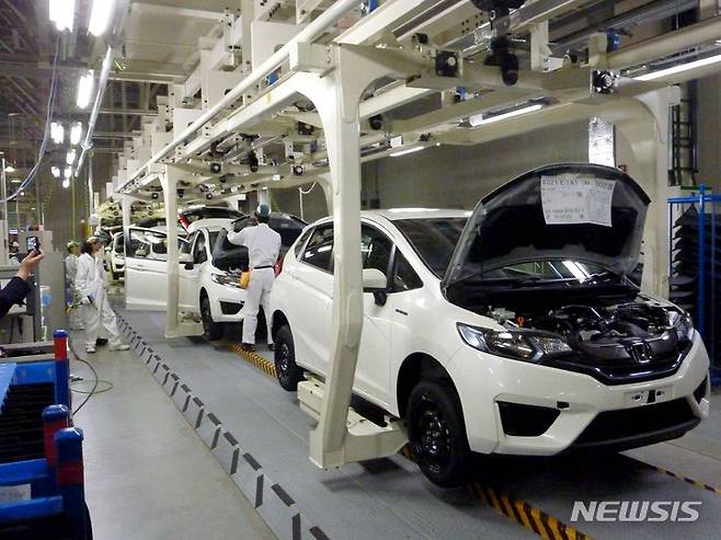 [요리이=AP/뉴시스] 일본 정부가 중국산 흑연전극이 덤핑에 해당한다고 판단하고 반덤핑 관세 부과 여부를 검토 중이라고 산케이신문 등 현지 언론이 28일 보도했다. 사진은 지난 2023년 7월6일 근로자들이 일본 사이타마(埼玉)현 요리이(寄居)정에 있는 혼다 자동차 공장에서 자동차를 조립하는 모습. 2023.07.06.