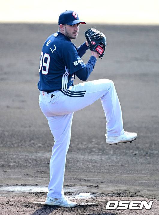 [OSEN=미야자키(일본), 지형준 기자]&nbsp;이승엽호가 추재현, 이유찬 등 젊은 미래 자원들의 장타를 앞세워 일본 프로팀을 꺾었다.&nbsp;이승엽 감독이 이끄는 두산 베어스는 22일 일본 미야자키현 니치난시 난고스타디움에서 열린 일본프로야구 세이부 라이온스와 스프링캠프 두 번째 평가전에서 5-4 역전승을 거뒀다.&nbsp;1회 두산 잭 로그가 역투하고 있다 2025.02.22 /jpnews@osen.co.kr