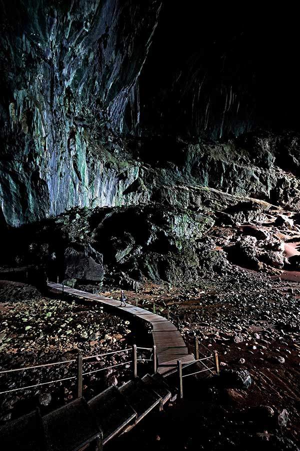 사슴 동굴 내부. 관람하기 편하도록 데크가 설치되어 있다. 데크를 따라 걷는 데 시간이 꽤 걸린다.