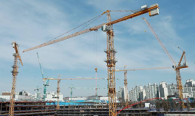 한 신축공사 현장에 타워크레인이 세워져 있다. 연합뉴스