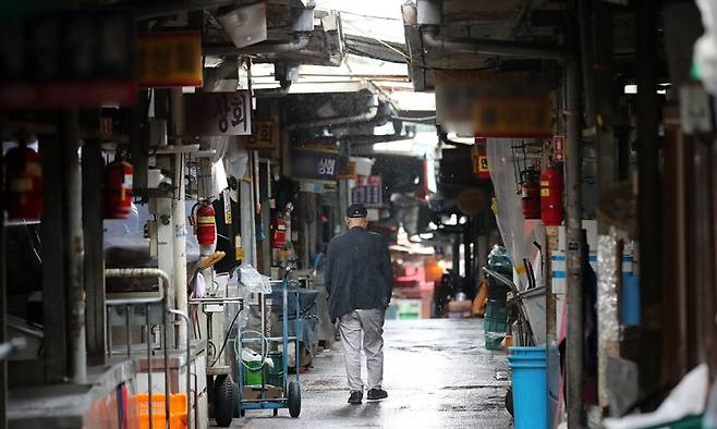 서울의 한 시장에서 시민들이 길을 걷고 있다. 뉴시스