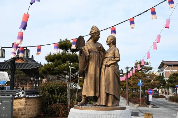 남원예촌 중앙에 세워진 ‘성춘향’과 ‘이몽룡’ 조각상.