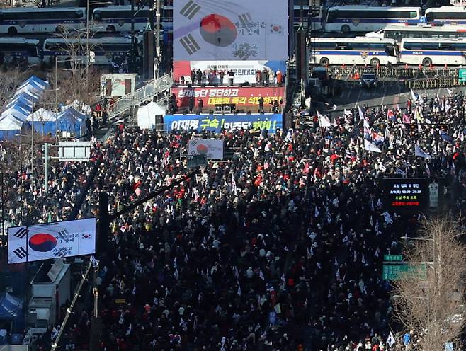 2월 8일 서울 종로구 광화문광장에서 윤석열 대통령 탄핵 반대 집회가 열리고 있다. [뉴시스]