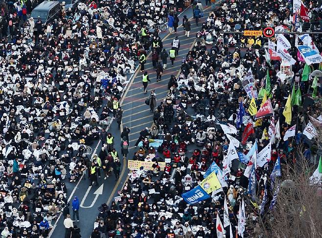 같은 날 서울 종로구 경복궁역 앞에서 윤 대통령 탄핵 촉구 집회가 열리고 있다. [뉴시스]