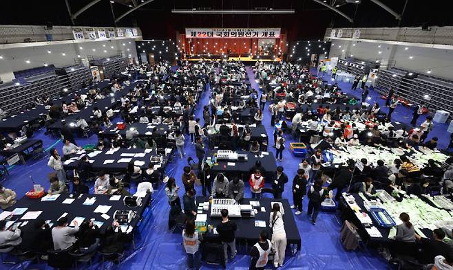 제22대 국회의원 선거가 치러진 2024년 4월 10일 서울 동작구 성남고등학교 체육관에 마련된 개표소에서  사무원들이 개표하고 있다. [뉴시스]
