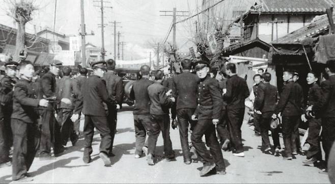 1960년 2월 28일 대구의 고등학생들이 거리로 나와 정부의 일요 등교 지시를 규탄하고 있다. [2‧28 민주운동기념사업회 인스타그램 갈무리]