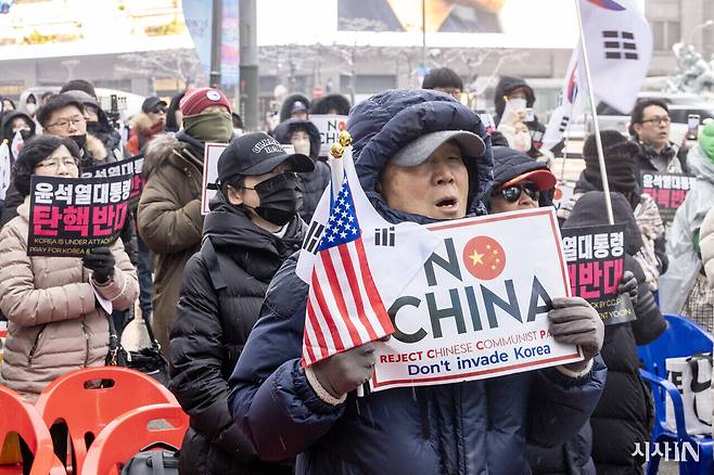 1월31일 서울 중구 명동 중국 대사관 인근에서 열린 ‘멸공 페스티벌’에서 윤석열 지지자들이 애국가를 부르고 있다. ⓒ시사IN 박미소