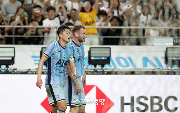 토트넘 손흥민(왼쪽)이 지난해 7월 서울월드컵경기장에서 팀 K리그와의 경기에서 득점 후 세리머니를 하고 있다. 권도현 기자