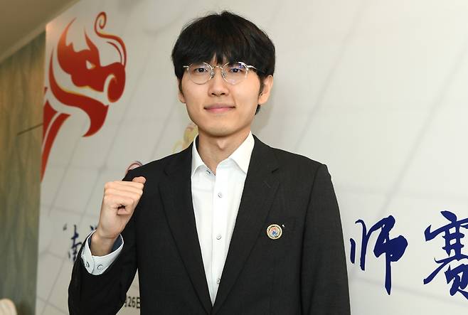 신진서 9단이 28일 싱가포르에서 열린 제1회 난양배 월드바둑마스터스 결승 3번기 2국에서 중국의 왕싱하오 9단을 상대로 승리, 우승을 차지한 뒤 기념촬영을 하고 있다. 한국기원 제공