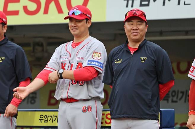 ▲ 이범호 감독(오른쪽)은 투수 쪽에서 20명의 인원은 필요하다면서 탈락하는 선수들도 충분한 기회가 있을 것이라 예고했다 ⓒKIA타이거즈
