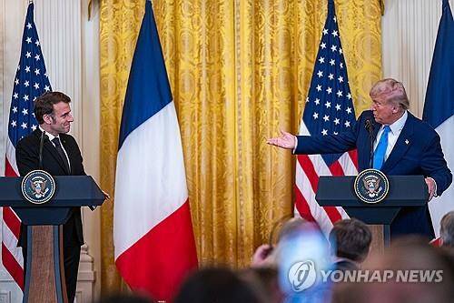 마크롱과 트럼프 (워싱턴DC UPI=연합뉴스) 2025년 2월 24일 에마뉘엘 마크롱(왼쪽) 프랑스 대통령과 도널드 트럼프(오른쪽) 미국 대통령이 정상회담을 마친 후 미국 워싱턴DC 백악관의 이스트룸에서 공동 기자회견을 하고 있다. (Photo by Annabelle Gordon/UPI) 2025.2.28.