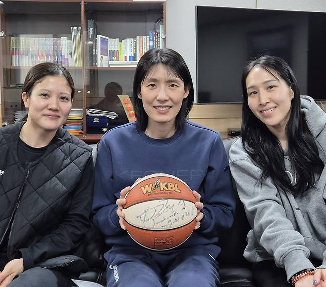 스나가와 나츠키, 전주원 코치, 미야사카 모모나 [촬영 이의진]