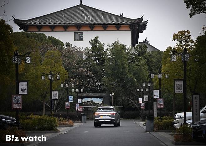 지난 20일 중국 안후이성에서 고객에게 새로 인도되는 전기차가 도로를 지나고 있다./사진=이명근 기자 qwe123@