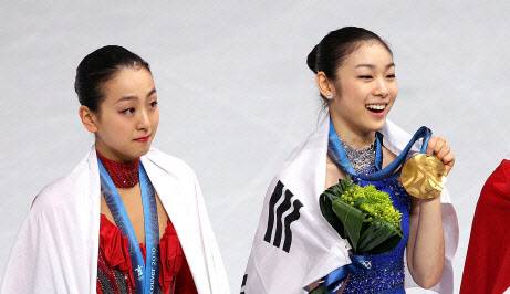 2010년 밴쿠버동계올림픽 여자 피겨스케이팅에서 금메달을 목에 건 김연아(가운데)와 은메달을 딴 일본의 아사다 마오(왼쪽) (사진=AFPBBNews)