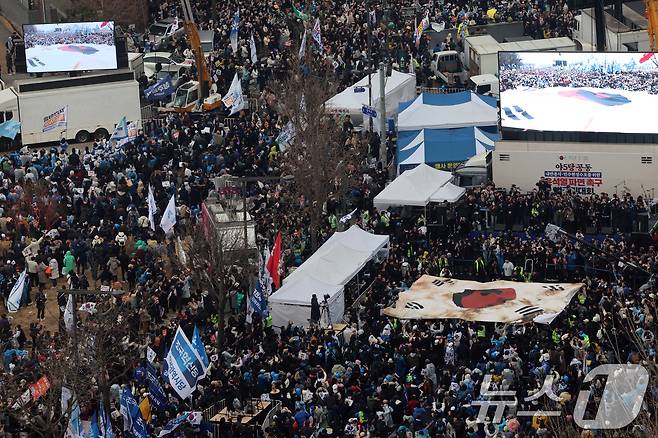 1일 오후 서울 종로구 안국동 사거리에서 야 5당 공동 '윤석열 파면 촉구 범국민대회'에서 참석자들이 대형 태극기 이동 퍼포먼스를 하고 있다. 2025.3.1/뉴스1 ⓒ News1 황기선 기자