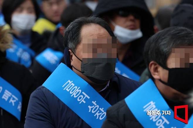 소액 주주 피해자 지모 씨(50·남)가 10일 서울 여의도 한국거래소 앞에서 열린 상장폐지 간소화 정책에 반대하는 소액 주주들 집회에서 구호를 외치고 있다. 2025.02.10 윤동주 기자