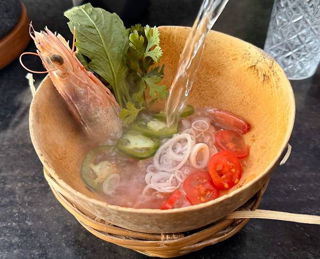 멕시코의 ‘뜨거운 돌(Caldo de Piedra)’. 전통적으로 집에서 가사일로 수고하는 아내를 위해서 남자가 준비하는 요리로 생선, 새우 등의 해물과 고추, 허브를 육수에 넣고 강가에서 주운 조약돌을 뜨겁게 달구어 국물에 넣고 끓여먹는다./박진배