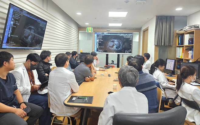 지난 17일 오전 8시 인천 남동구 가천대길병원 권역외상센터 내 의국회의실에서 현성열 센터장을 비롯한 의료진들이 주말 동안 들어온 외상 환자들에 대해 논의하고 있다./염현아 기자