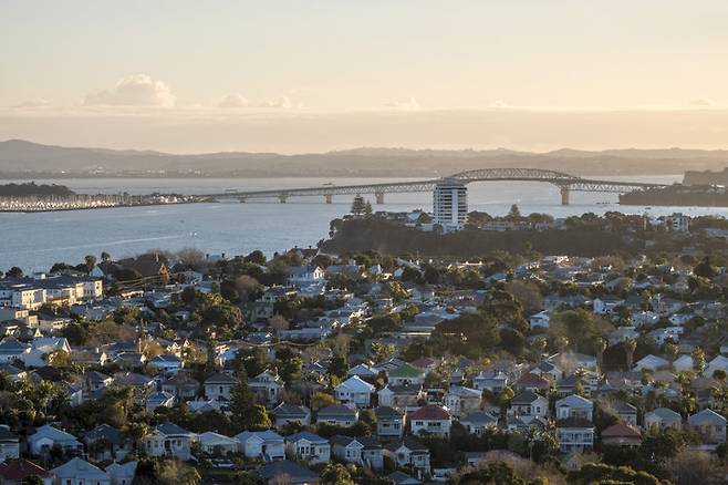 뉴질랜드 오클랜드시의 모습. 뉴질랜드는 2022년 말 골든 비자 발급 요건을 강화했었지만, 경제가 어려워지자 오는 4월부터 다시 장벽을 대폭 낮춰 발급을 늘리기로 했다. 게티이미지
