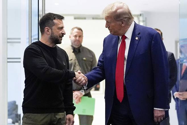 도널드 트럼프(오른쪽) 미국 대통령이 2월 27일(현지시간) 뉴욕 트럼프타워에서 볼로디미르 젤렌스키 우크라이나 대통령을 만나 악수하고 있다. 트럼프 대통령은 28일 JD 밴스 부통령과 함께 백악관에서 젤렌스키 대통령을 강하게 질타하고 러시아의 요구조건을 수용할 것을 압박했다. AP 뉴시스