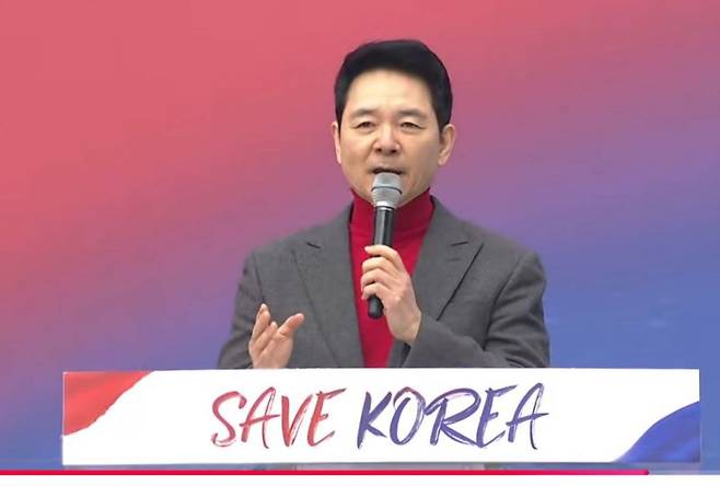 장성민 전 국회의원이 1일 개신교계 단체 세이브코리아가 서울 여의대로에서 주최한 윤석열 대통령 탄핵반대 집회인 '3·1절 국가비상기도회'에 연사로 참석해 의견을 밝히고 있다. 사진=유튜브 캡쳐