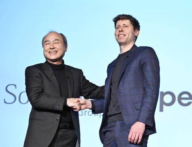 손정의 소프트뱅크그룹 회장(왼쪽)과 샘 올트먼 오픈AI 최고경영자(CEO)가 3일 일본 도쿄에서 열린 AI 시스템 '크리스털 인텔리전스(Cristal Intelligence)' 공동 개발 발표 행사에서 만나 악수하고 있다. 도쿄=연합뉴스