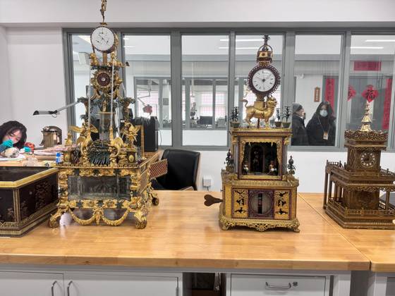 300여년 전 청나라 황실에서 수집하거나 제작 소장한 각종 시계가 복원작업을 마치고 전시를 기다리고 있다. 신경진 기자