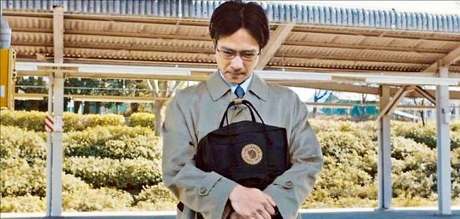 <심리치료는 왜 경제적으로 옳은가>는 국가가 정신질환﻿ 해결을﻿ 위해 국민총생산(GNP)의 1% 이상도﻿ 지출하지 않는다고 꼬집는다. 사진은 우울증에﻿ 대한 일본 영화 ‘츠레가 우울증에 걸려서’의 한 장면.  /왓챠피디아 제공