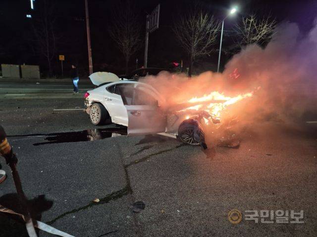 지난달 4일 오전 5시2분쯤 안양시 동안구 호계동 덕고개사거리 인근에서 한 차량이 사고로 인해 불길에 휩싸여있다. 이하 최성근 팀장 제공