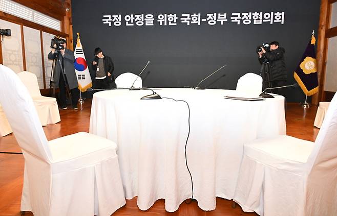 28일 서울 여의도 국회 사랑재에서 열릴 예정이던 국정 안정을 위한 국회-정부 국정협의회가 무산돼 자리가 비어 있다. 2025.2.28 [국회사진기자단]