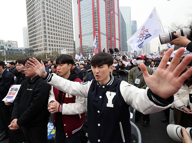 1일 오후 서울 영등포구 여의도 여의대로에서 열린 ‘세이브코리아 3·1절 국가비상기도회’에서 참석자들이 윤석열 대통령 탄핵 기각을 촉구하고 있다. [뉴스1]