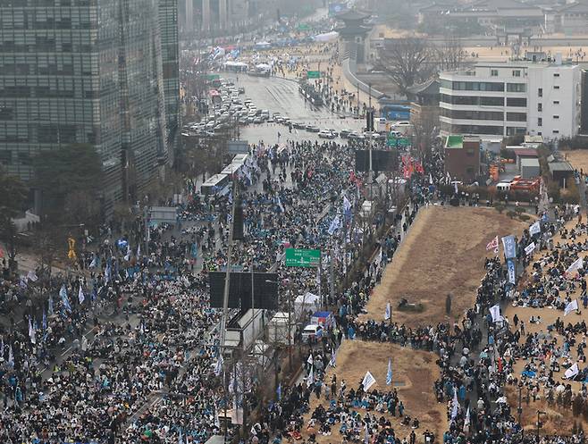 1일 서울 종로구 안국동에서 야5당 공동 내란종식·민주헌정수호를 위한 윤석열 파면 촉구 범국민대회가 열리고 있다. [연합뉴스]