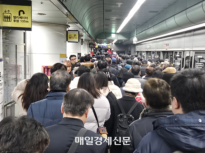 1일 오후 1시께 5호선 광화문역에 내린 보수 집회 참가자들이 출구를 찾아 움직이고 있다. 일부 시위대는 지하철에서부터 태극기를 흔들고 “멸공”을 외쳤다. [지혜진 기자]