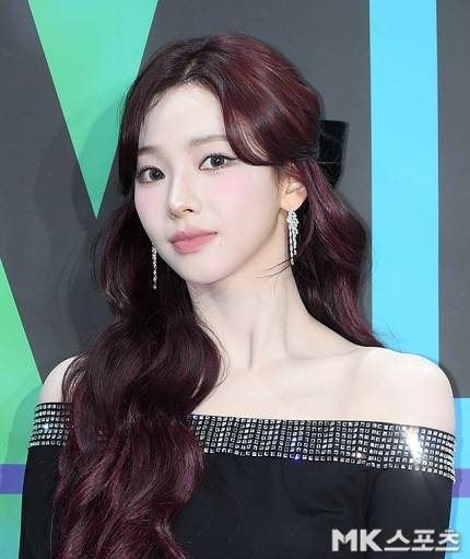 그룹 에스파 카리나가 파격적인 단발 변신과 함께 지드래곤(G-DRAGON)의 신곡 뮤직비디오에 출연하며 화제를 모았다. 사진=천정환 기자