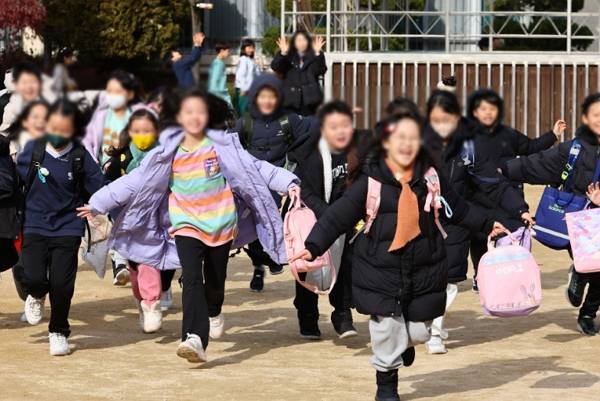 1996년 3월1일 일제(일본제국)의 잔재였던 국민학교란 명칭이 초등학교로 변경됐다. 사진은 서울 구로구 서울개봉초등학교에서 방학식을 마친 학생들 모습. /사진=뉴시스