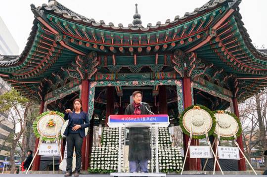 정문헌 종로구청장이 탑골공원에서 열린 ‘제106주년 3·1절 추념식’에서 추념사를 낭독하고 있다.