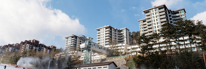 용평리조트 아폴리스. 사진 왼쪽으로 베르데힐이 보인다. [용평리조트 홈페이지]