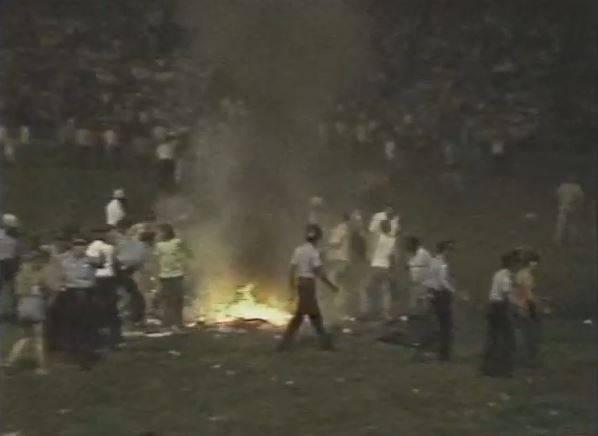 1979년 7월 12일, 시카고 코미스키 파크에 모여 든 록 음악 팬들은 디스코 음반을 경기장 한 가운데에 모아 폭파하고 불태우는 퍼포먼스를 벌였다. 이들은 “디스코는 쓰레기다!”라고 외치며 구장에 난입했고, 이는 폭동 사태로까지 번졌다.  [유튜브 화면 캡처]