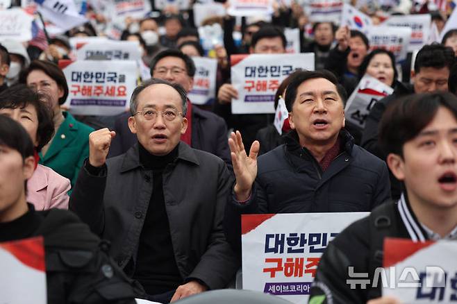 [서울=뉴시스] 김명년 기자 = 국민의힘 김기현, 추경호 등 의원들이 1일 오후 서울 영등포구 여의도 여의대로에서 열린 '세이브코리아 3·1절 국가비상기도회'에 참석해 있다. 2025.03.01. kmn@newsis.com