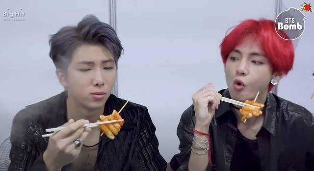 김밥·떡꼬치 등 ‘한국음식 먹방’을 선보인 방탄소년단 모습. 방탄TV 영상 캡처