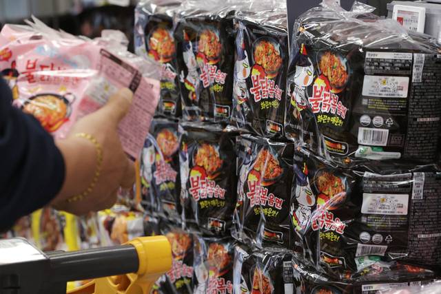 해외 SNS에서 ‘buldak’ 키워드와 함께 매운맛에 도전하는 챌린지 영상이 활발히 공유됐다. 연합뉴스
