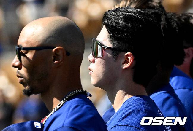 [OSEN=애리조나(미국), 이대선 기자] 21일(한국시간) 미국 애리조나주 글렌데일 캐멀백 랜치에서 2025 메이저리그 LA 다저스와 시카고 컵스의 시범 경기가 열렸다.김혜성은 다저스와 최대 3+2년 2200만 달러(약 320억원) 계약에 합의하며 메이저리그 진출에 성공했다.경기에 앞서 LA 다저스 김혜성이 경기를 준비하고 있다.  2025.02.21 / sunday@osen.co.kr