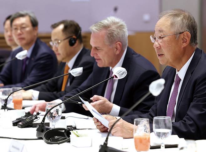 류진 한국경제인협회 회장(오른쪽)이 2024년 5월23일 서울 영등포구 FKI타워 컨퍼런스센터에서 열린 케빈 매카시 전 미국 하원의장 초청 조찬간담회에서 한미 양국 간 경제협력 강화 방안 등을 논의하고 있다. ⓒ연합뉴스