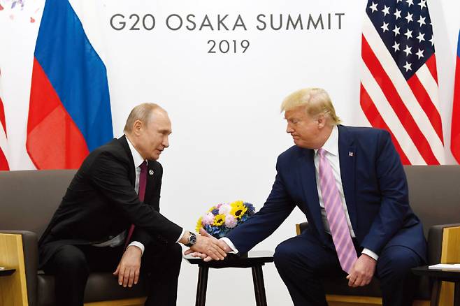 도널드 트럼프 미국 대통령(오른쪽)과 블라디미르 푸틴 러시아 대통령이 2019년 6월 주요 20개국 정상회담이 열린 일본 오사카에서 만나 악수하고 있다. [뉴시스]
