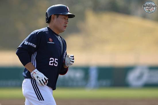 두산 베어스 포수 양의지가 1일 구춘대회 오릭스전에서 3회 초 달아나는 솔로 홈런을 쏘아 올렸다. 두산 베어스