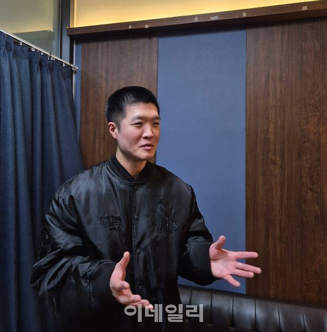 매주 금요일 ‘연애의 기록’을 연재 중인 베어리 작가. 여러 컷의 사진 중 직접 골랐다.(사진=네이버웹툰)