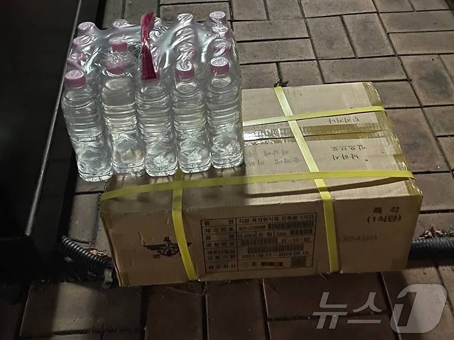 12·3 비상 계엄 선포 직후인 4일 0시30분쯤 서울 영등포구 국회의사당 국회 뒤편에서 찍힌 전투식량 사진.  (추미애 더불어민주당 의원실 제공)