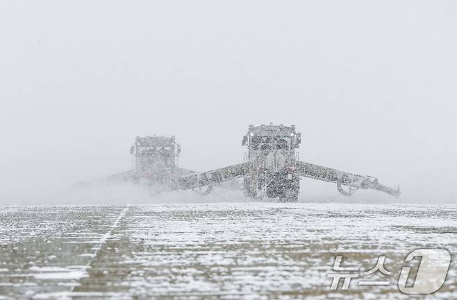 공군 제1전투비행단이 광주 민군공항 활주로에서 제설 작전을 펼치고 있다. (공군1전비 제공)/뉴스1 ⓒ News1 박준배 기자