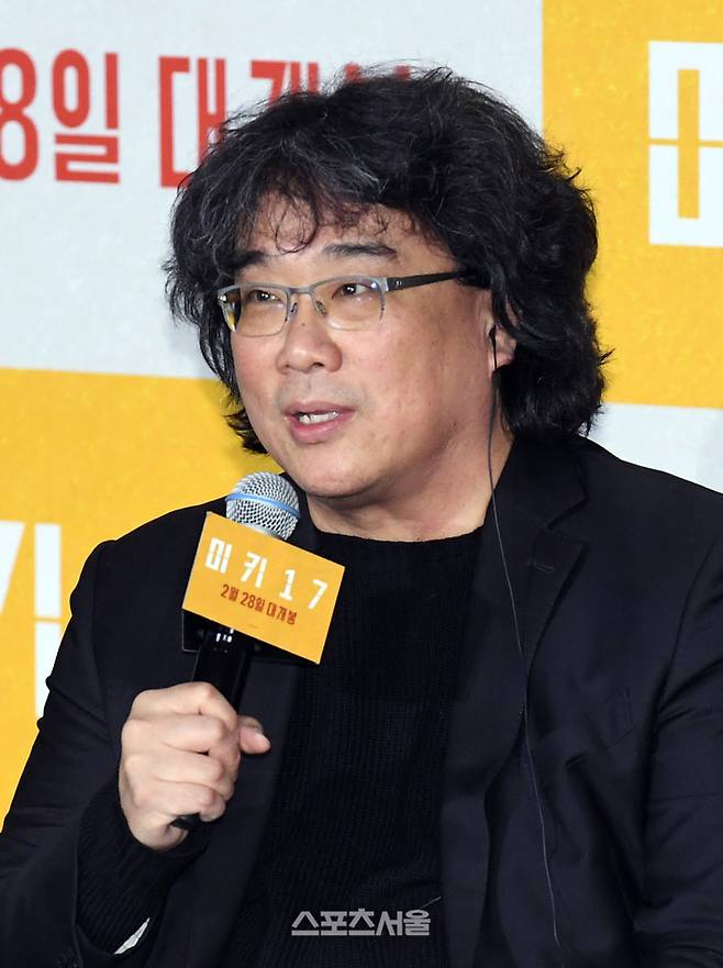 봉준호 감독이 20일 서울 강남구 코에그 메가박스에서 진행된 영화 ‘미키 17’ 기자간담회에서 취재진의 질문에 답을 하고 있다. ‘미키 17’은 복제인간을 소재로 한 에드워드 애슈턴의 SF 소설 ‘미키7’을 원작으로 하는 봉준호 감독의 8번째 장편영화로 배우 로버트 패틴슨, 나오미 아키에, 마크 러팔로, 스티븐 연 등이 출연한다. 2025. 2. 20.  upandup@sportsseoul.com