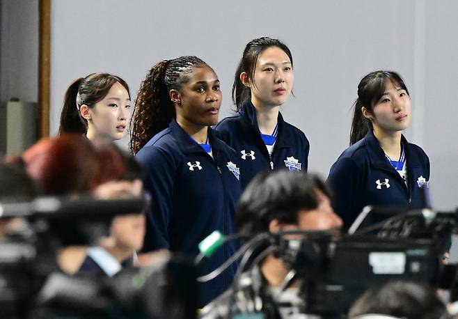 지난 도로공사전, 웜업존에서 팀의 패배를 지켜보는 모마 양효진 정지윤. 사진제공=KOVO